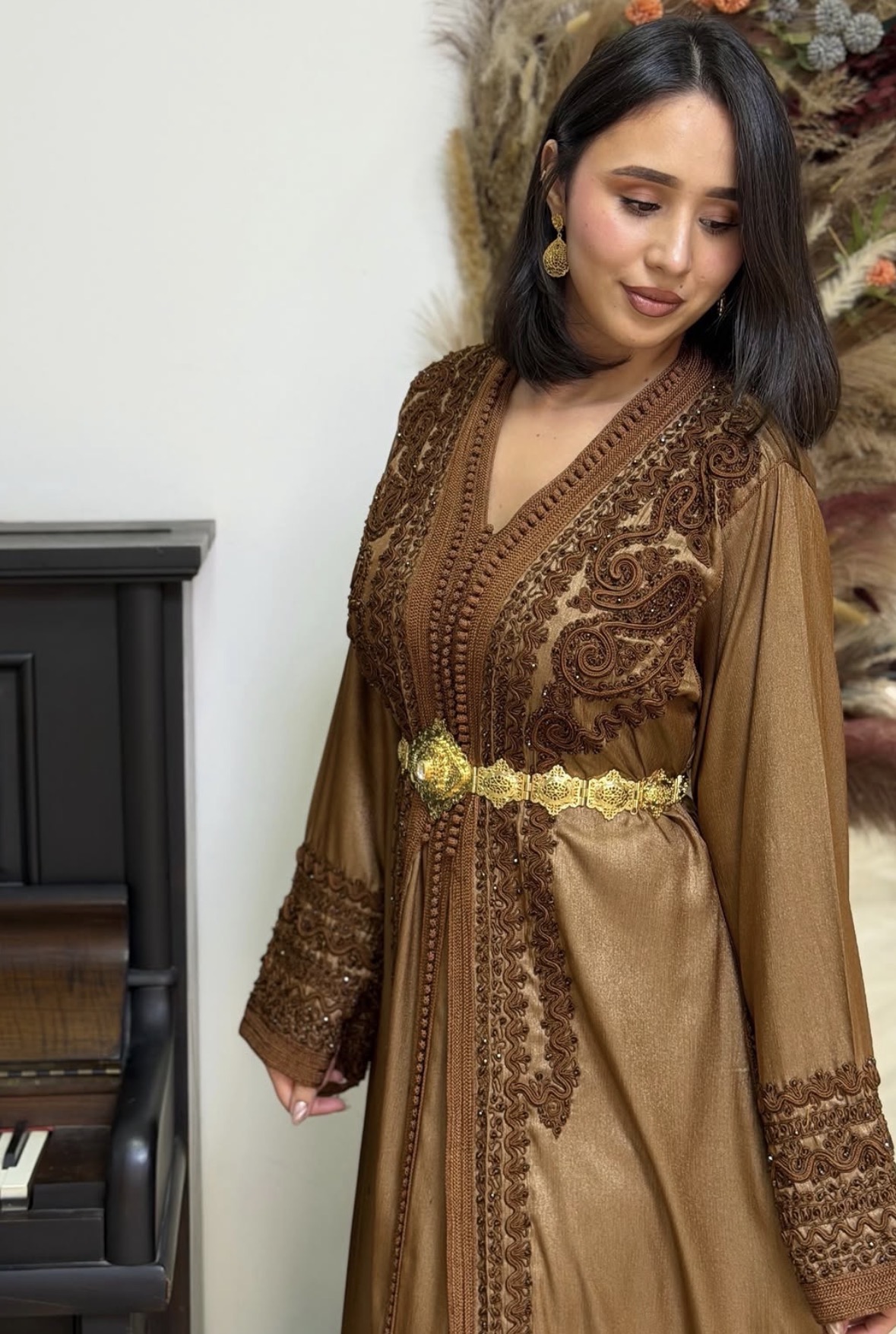 Caftan camel en soie irisée orné de passementerie brune et ceinture dorée